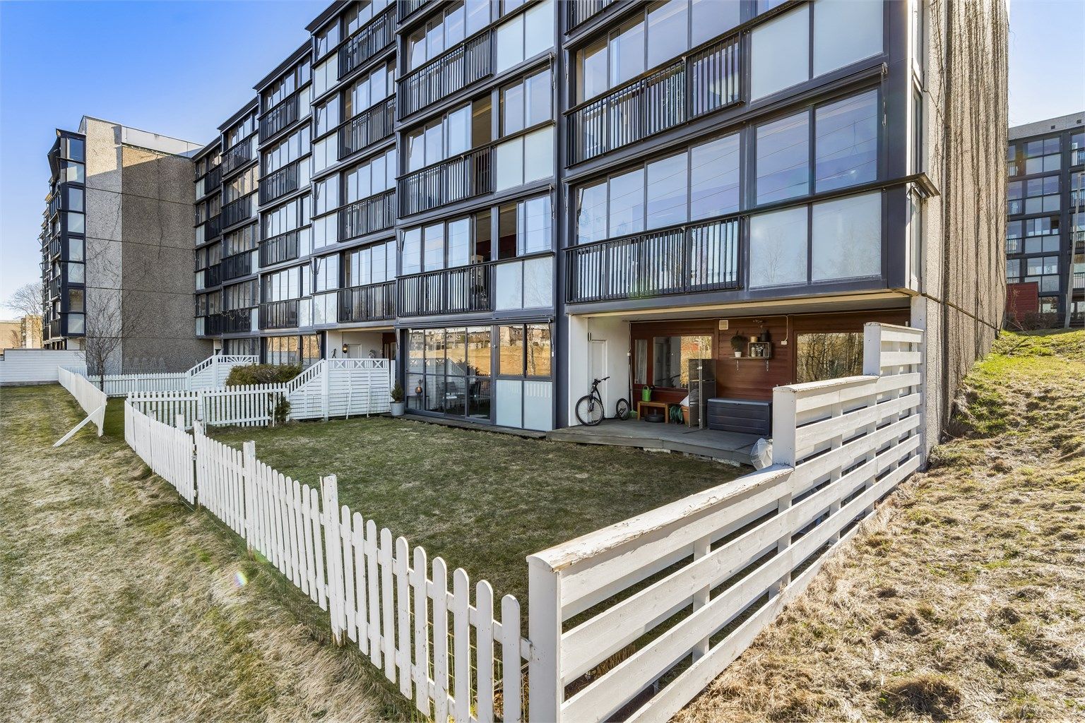 En praktisk og familievennlig bolig med en unik kombinasjon av inne- og uteplass. Perfekt for deg med hund og/eller barn