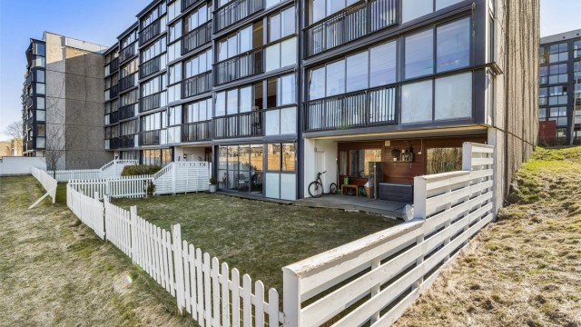 En praktisk og familievennlig bolig med en unik kombinasjon av inne- og uteplass. Perfekt for deg med hund og/eller barn