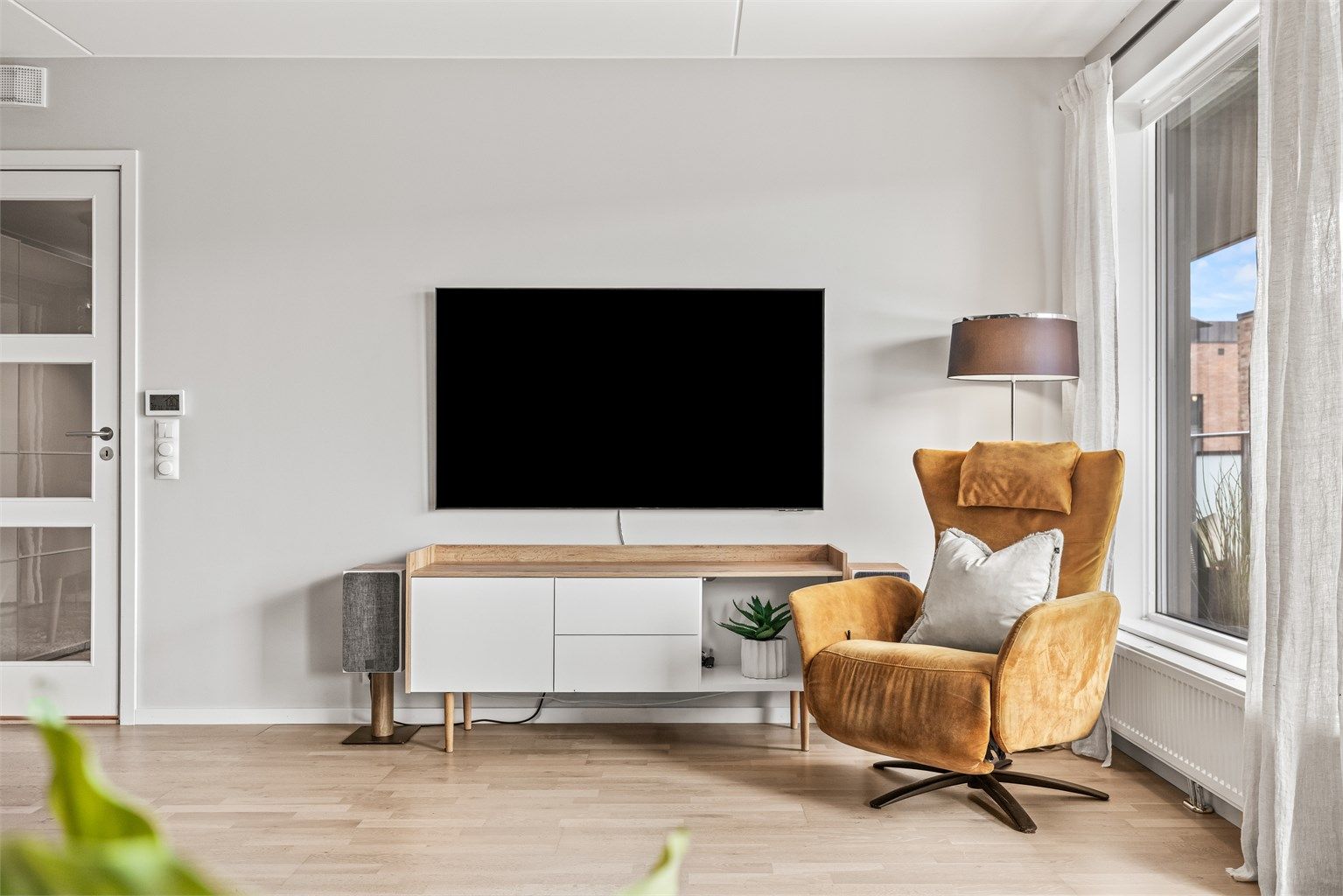 Her er det rikelig plass til stor tv om man skulle ønske det.