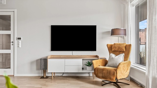 Her er det rikelig plass til stor tv om man skulle ønske det.