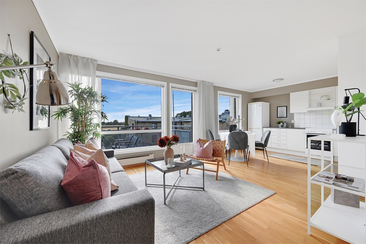 Lys og trivelig 3-roms i 2. etasje med solrik balkong, garasje, heis og god planløsning | Lave felleskostnader