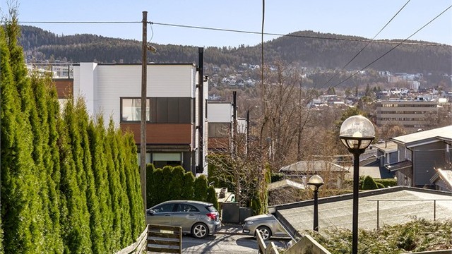 Adkomst til inngangen via trapp