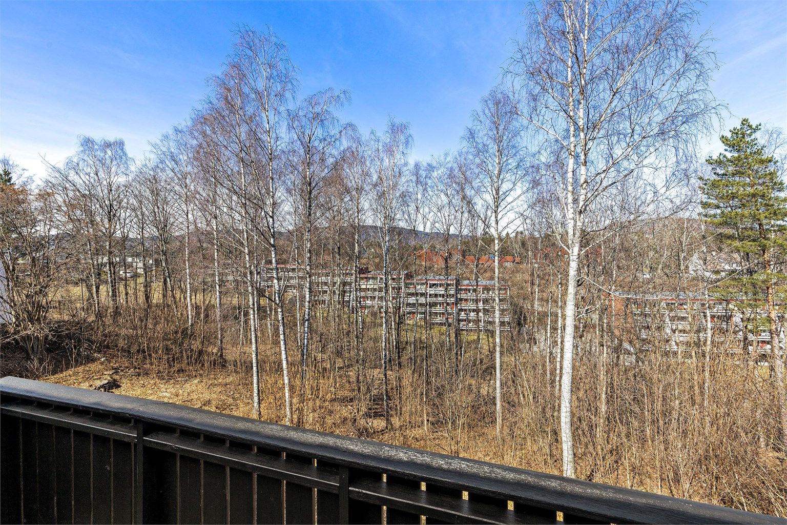 Balkongen med utgang fra stuen har plass til utemøbler og hyggelig utsyn mot grøntarealer.
