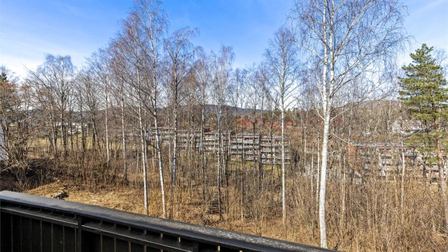 Balkongen med utgang fra stuen har plass til utemøbler og hyggelig utsyn mot grøntarealer.