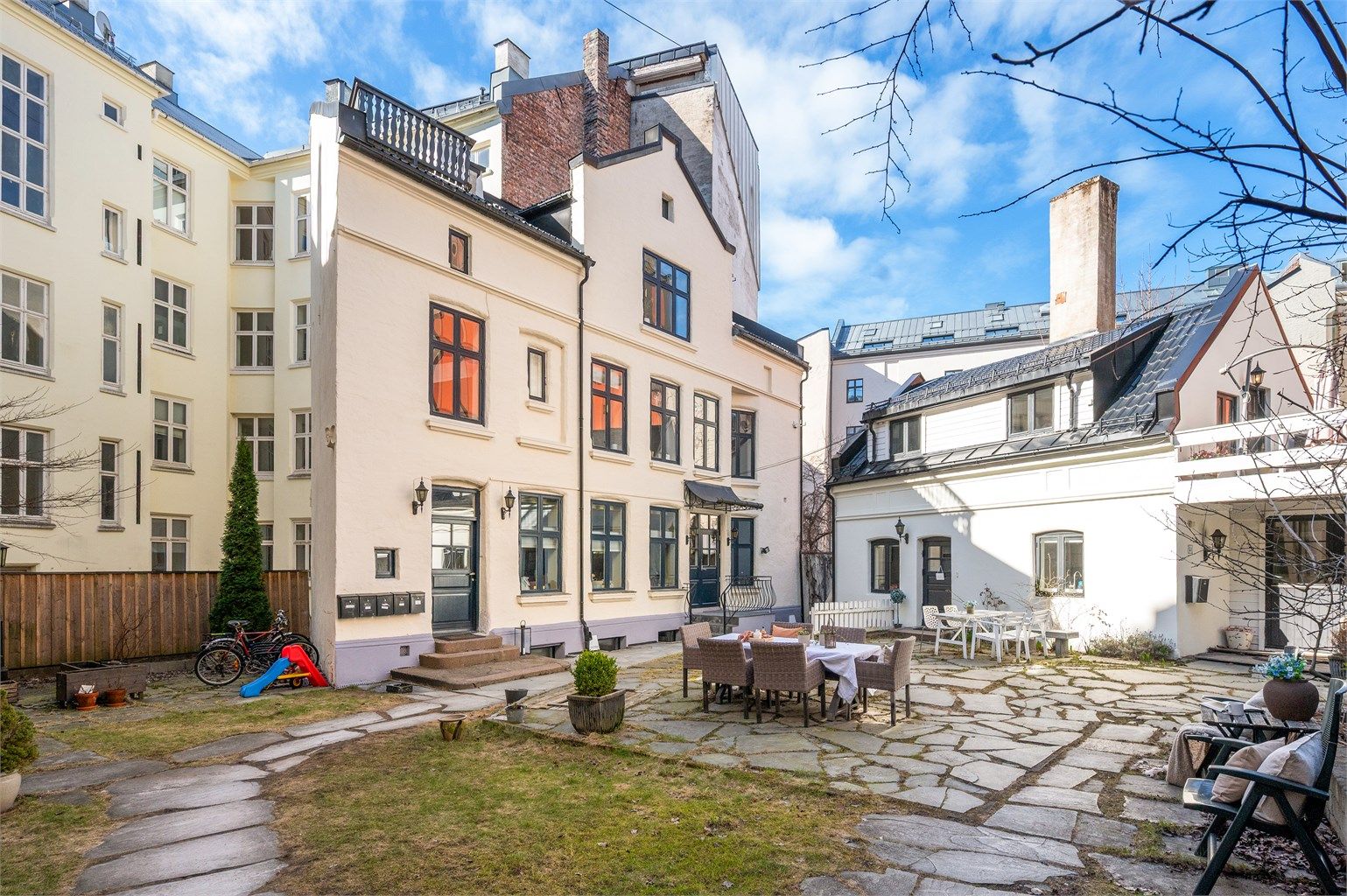 Boligen er i sin helhet i indre gård, her er det stille og rolig, fritt for trafikkstøy. Herlig bakgård med sittegrupper til glede for beboerne.