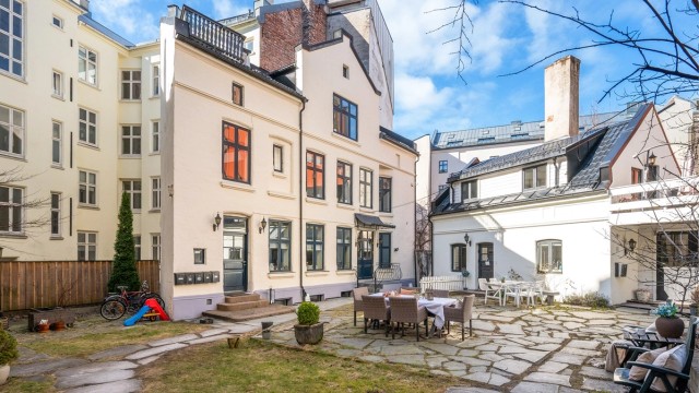 Boligen er i sin helhet i indre gård, her er det stille og rolig, fritt for trafikkstøy. Herlig bakgård med sittegrupper til glede for beboerne.