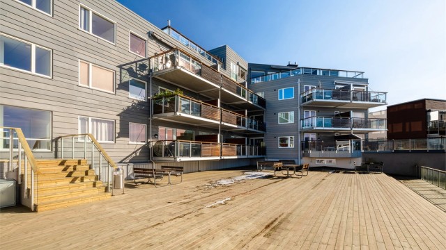 Felles takterrasse i 5.etg. Her er det planer om å kjøpe inn sittegrupper og beplantninger til glede for beboerne i borettslaget.