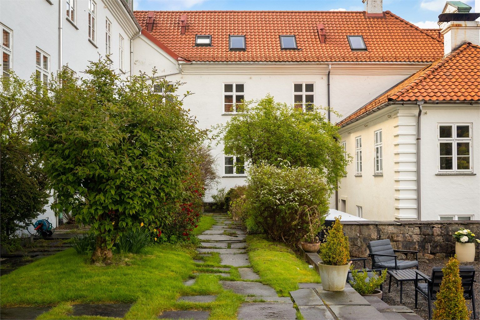 - Et grønt og frodig inngangsparti skaper en hyggelig velkomst -