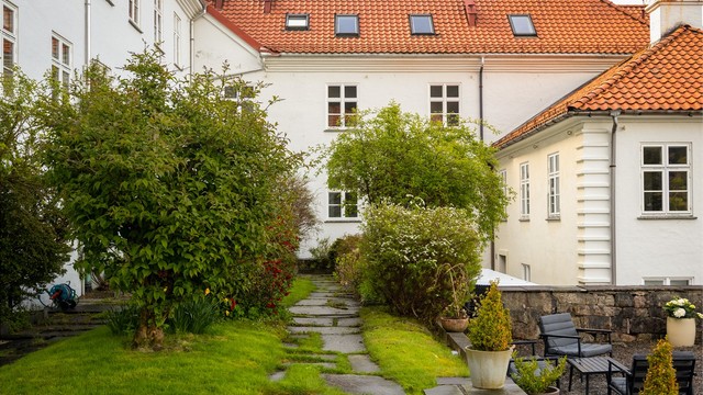 - Et grønt og frodig inngangsparti skaper en hyggelig velkomst -