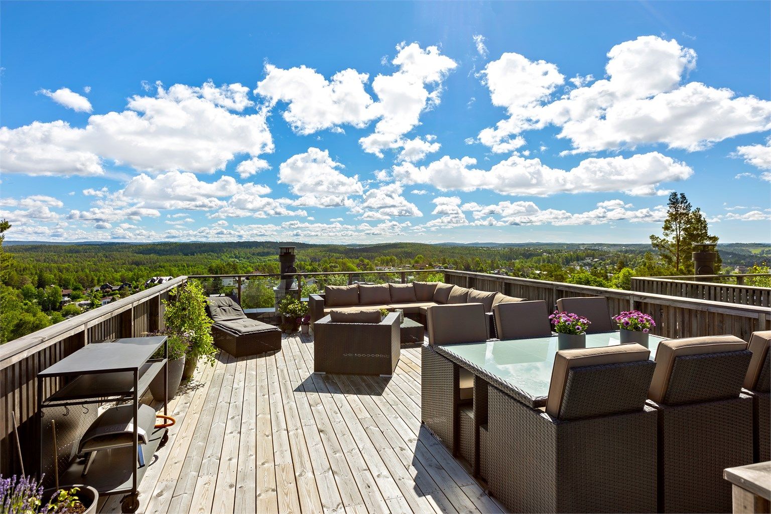 Boligen har en stor og solrik takterrasse på ca. 40 kvm med panoramautsik