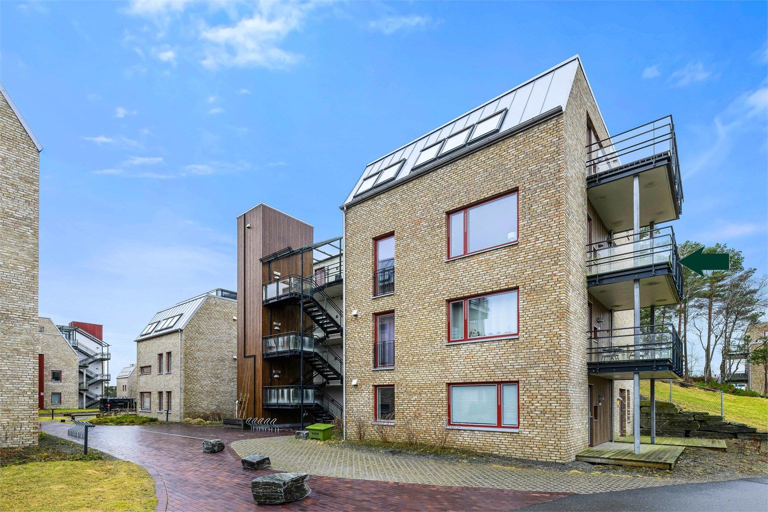 Leiligheten ligger sentralt til i et nyere og rolig boligområde på Sandsli som ble bygget i 2023