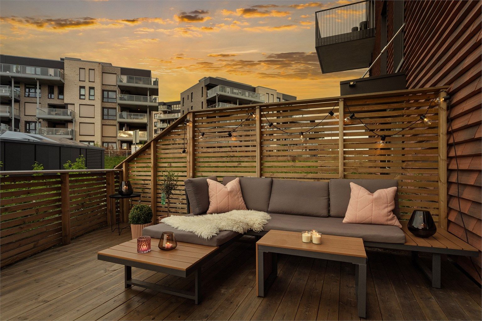 En privat og innbydende uteplass som fungerer som en naturlig forlengelse av stuen.