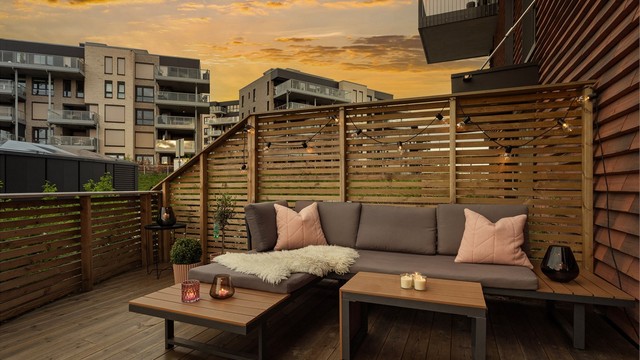En privat og innbydende uteplass som fungerer som en naturlig forlengelse av stuen.