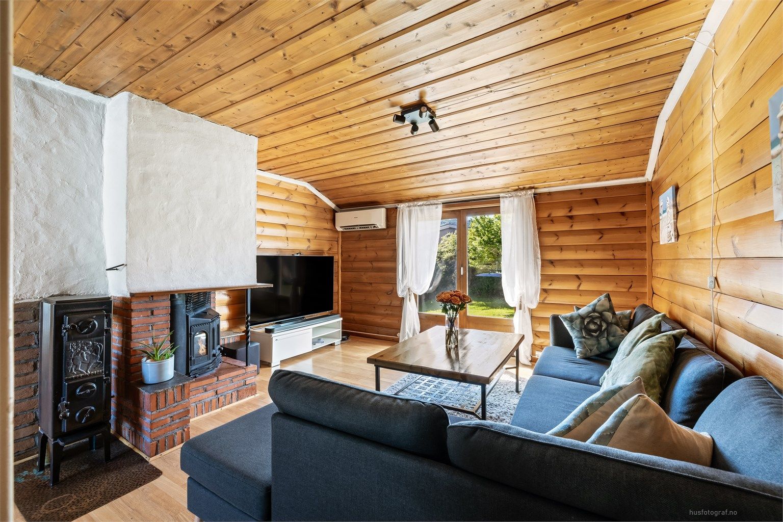 Hyggelig stue med sofaområde. Rommet er gjennomgående som gir godt med gjennomlys. 