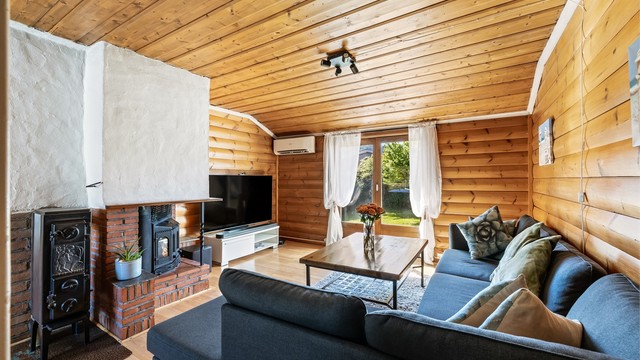 Hyggelig stue med sofaområde. Rommet er gjennomgående som gir godt med gjennomlys.