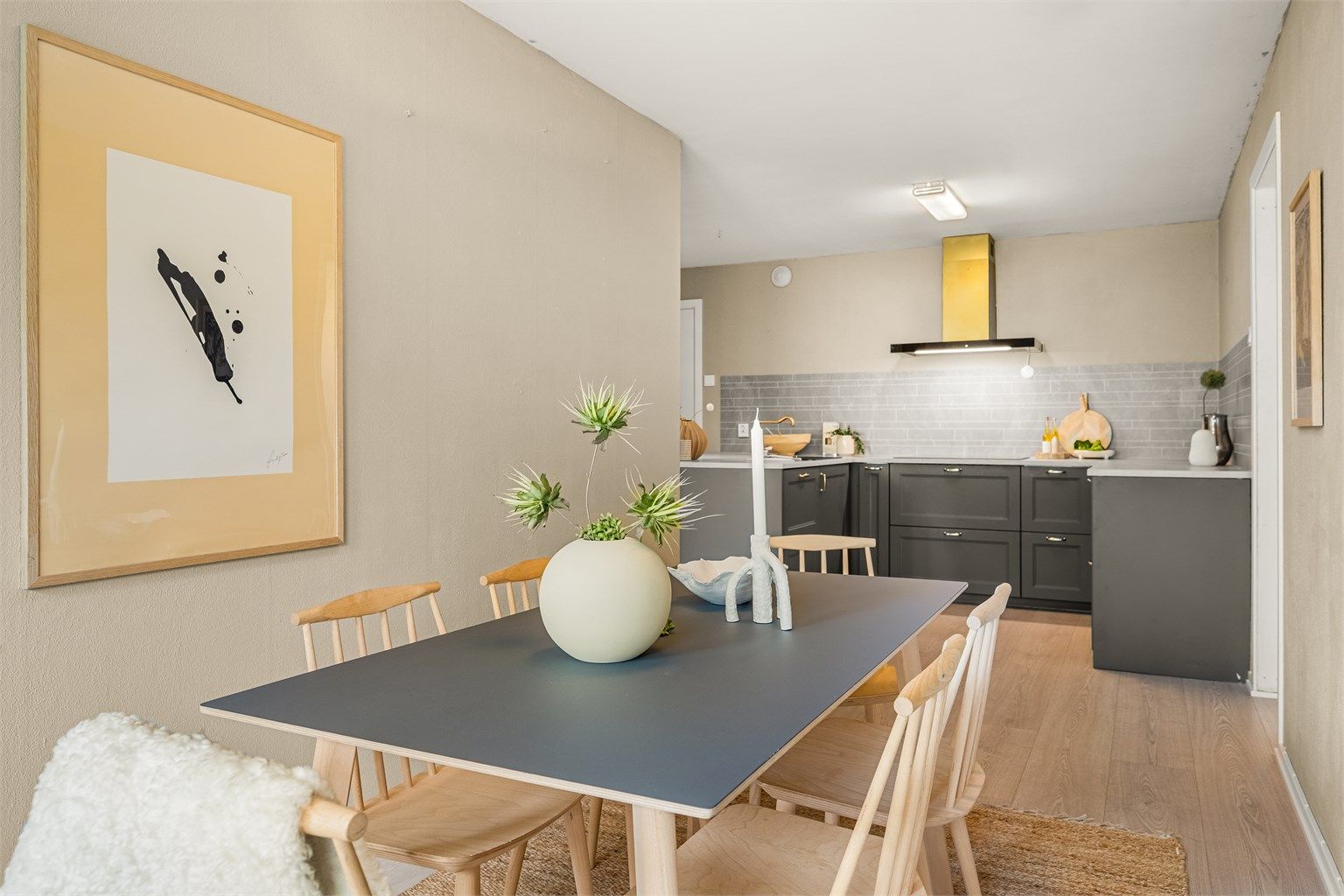 I tilknytning til kjøkkenet er det en naturlig plass for spisestue.