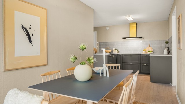 I tilknytning til kjøkkenet er det en naturlig plass for spisestue.