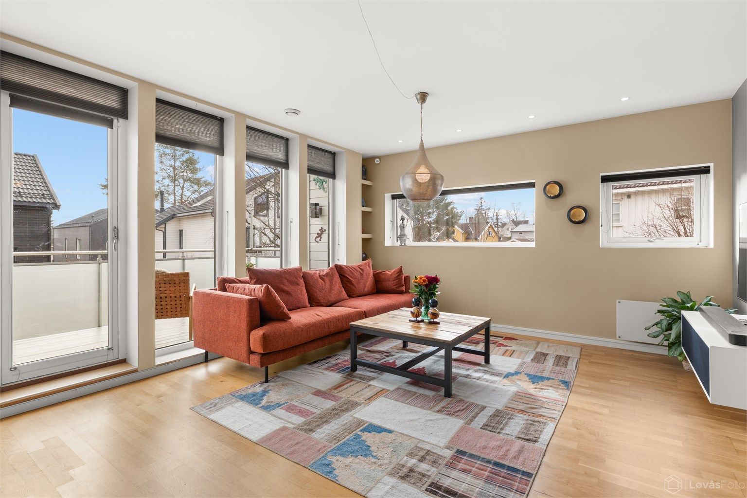 Fra TV-stuen er det direkte utgang til en sydvendt balkong.