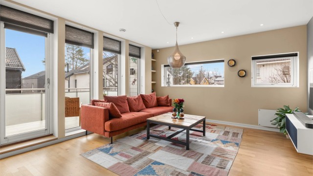 Fra TV-stuen er det direkte utgang til en sydvendt balkong.