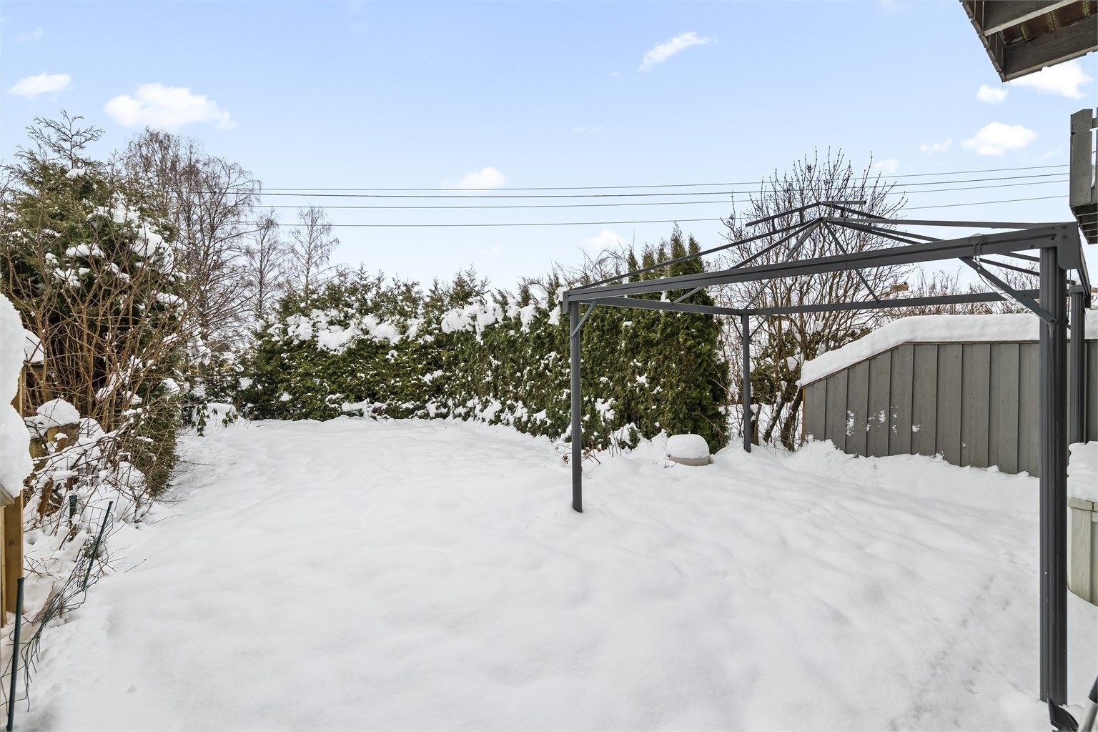 Under snøen er det en fin terrasse som frister til hyggelige sommerdager med gjester og grilling 