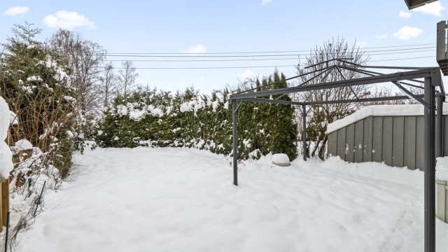Under snøen er det en fin terrasse som frister til hyggelige sommerdager med gjester og grilling