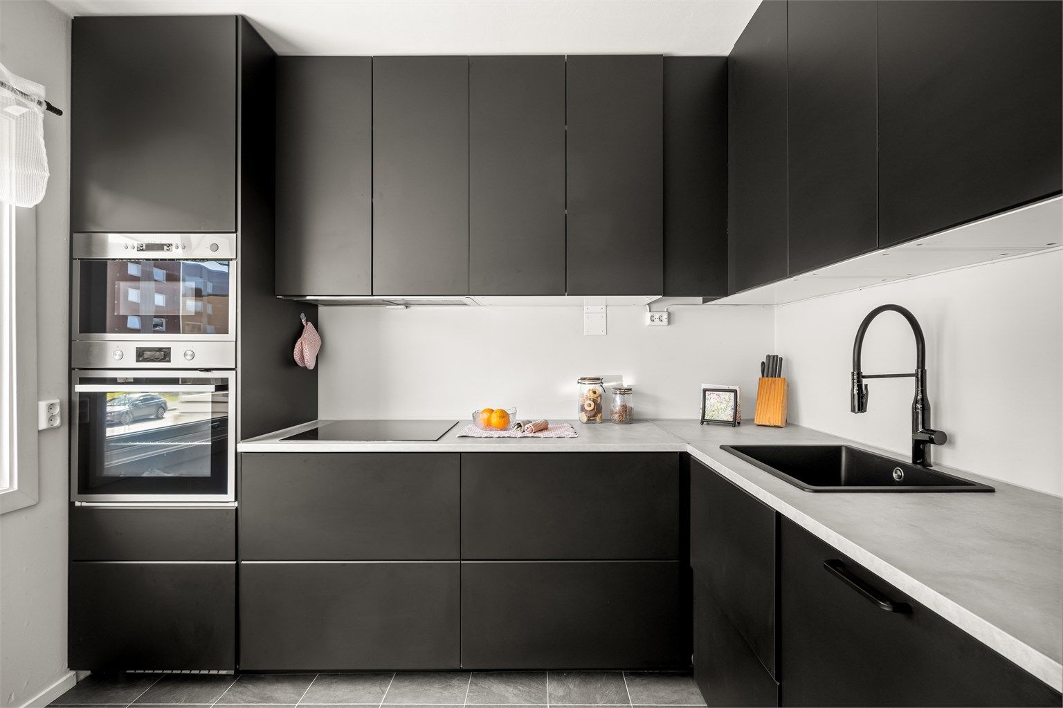 Kjøkkenet fra 2021 er praktisk utformet med integrert komfyr, mikro og oppvaskmaskin, samt godt med skapplass. Foto: Martine Eren Jacobsen