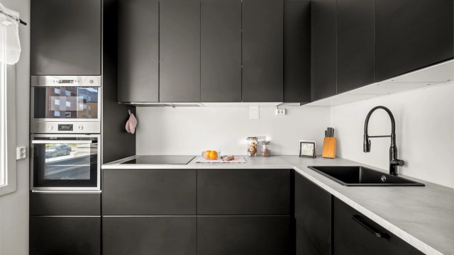 Kjøkkenet fra 2021 er praktisk utformet med integrert komfyr, mikro og oppvaskmaskin, samt godt med skapplass. Foto: Martine Eren Jacobsen