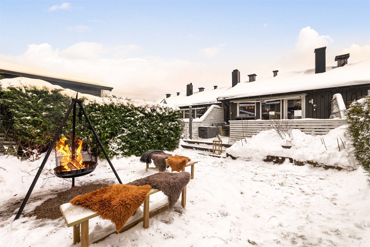Stor innsats er nylig nedlagt for å gi glede av hagen året gjennom. Her er det bålplass vinterstid og mulighet for trampoline sommerstid. 
Fotograf; Kristoffer Kristiansen.