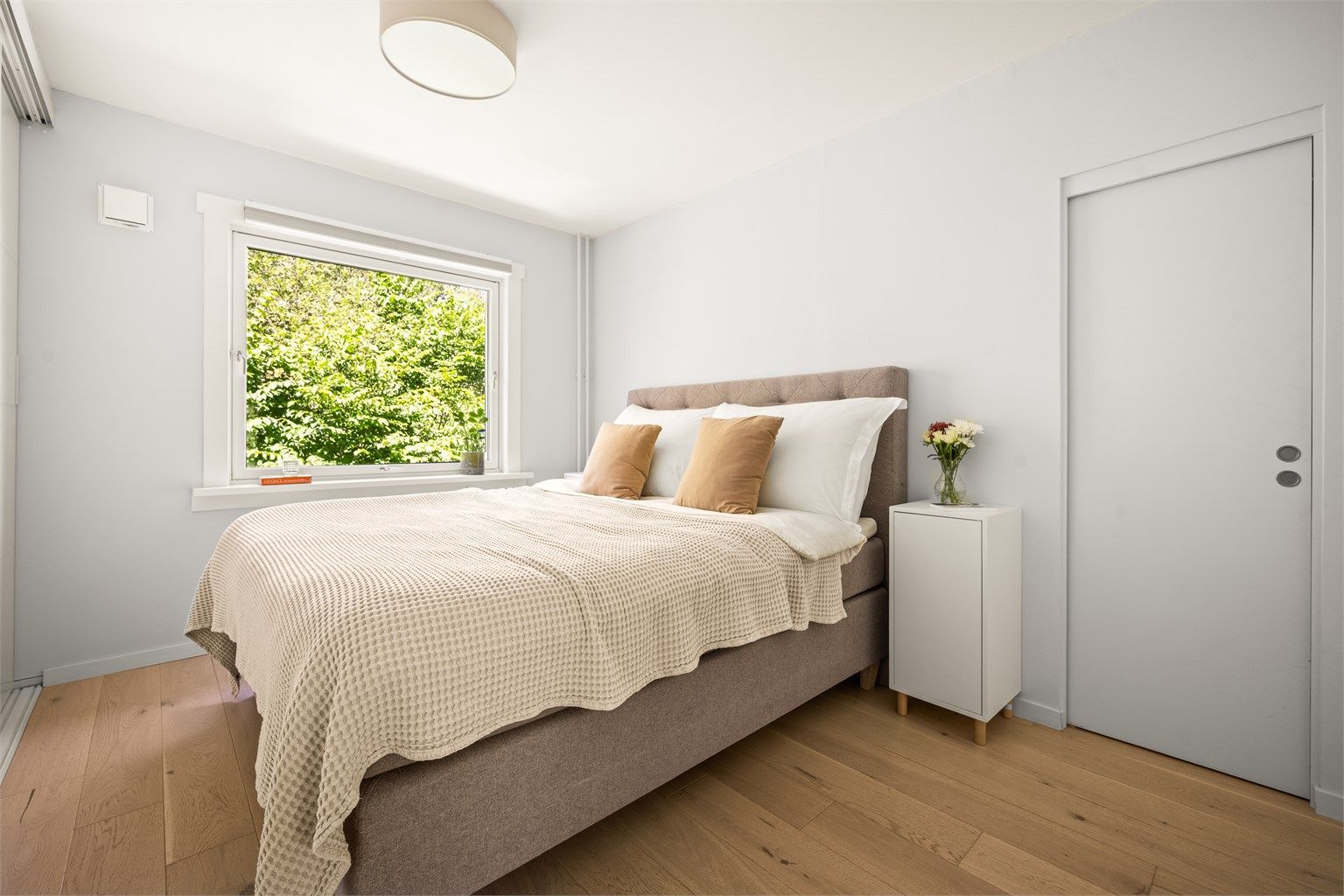 God plass til oppbevaring i en stor skyvedørsgarderobe. Adgang til et kott for oppbevaring.