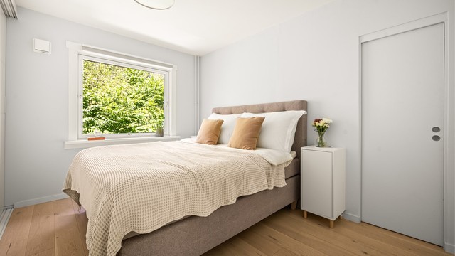 God plass til oppbevaring i en stor skyvedørsgarderobe. Adgang til et kott for oppbevaring.