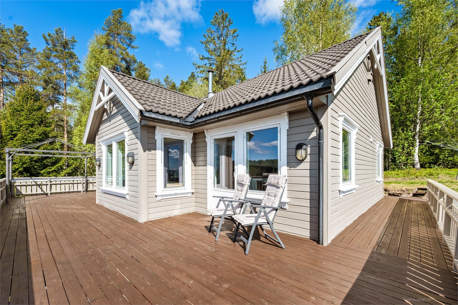  Sol fra soloppgang til ca. kl. 19.30 (midtsommerstid) iflg. selger. Østvendt verandadel er ikke byggemeldt.