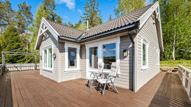 Sol fra soloppgang til ca. kl. 19.30 (midtsommerstid) iflg. selger. Østvendt verandadel er ikke byggemeldt.