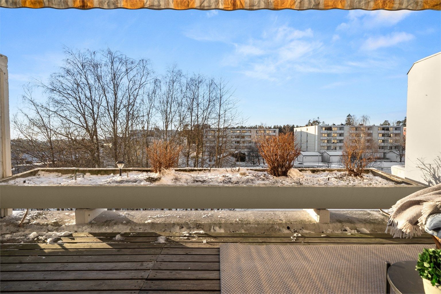 Fra balkongen er det nydelig utsikt over sameiets rolige fellesarealer. 