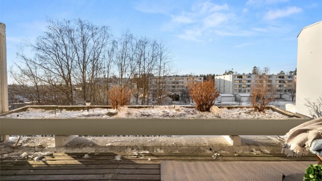 Fra balkongen er det nydelig utsikt over sameiets rolige fellesarealer.