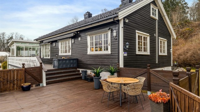 DEN STORE TERRASSEN er inndelt i flere soner med plass til både hvile og bespisning.