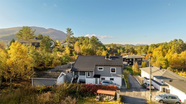 Frittstående garasje fra 2011 og utsyn mot Sulafjellet.