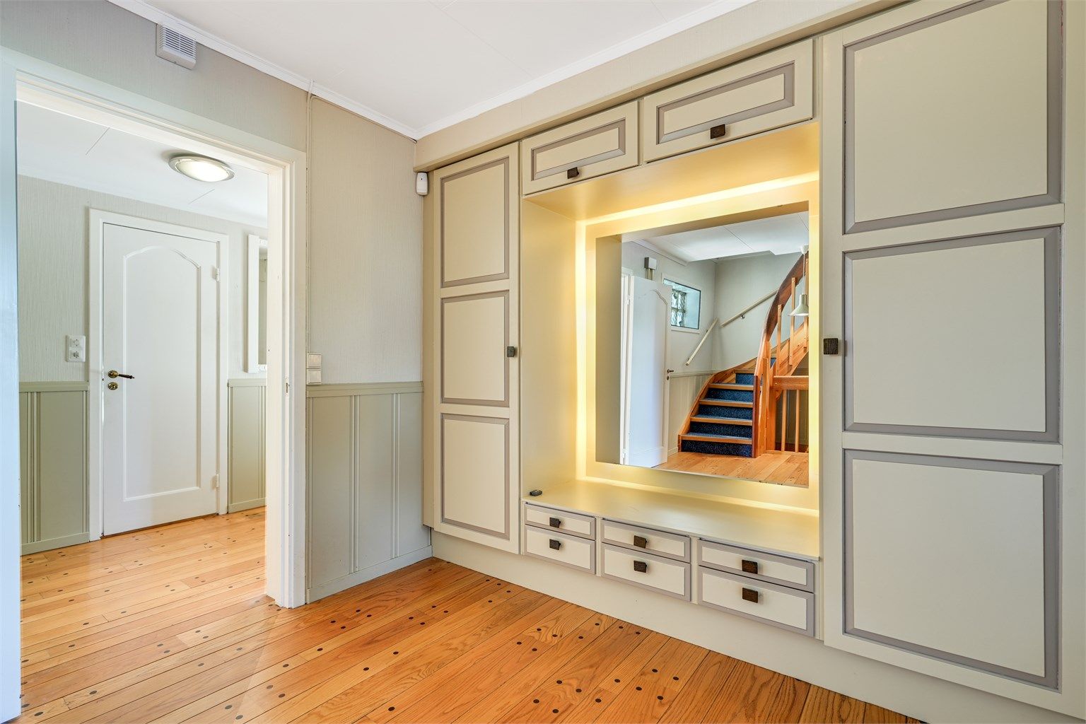 Vindfanget har en plassbygget garderobeløsning med integrert belysning og rikelig med oppbevaringsplass.