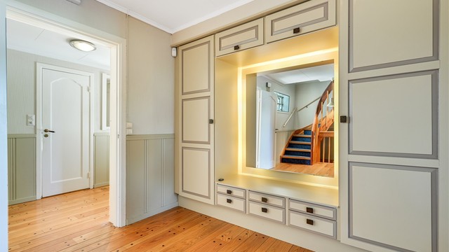 Vindfanget har en plassbygget garderobeløsning med integrert belysning og rikelig med oppbevaringsplass.