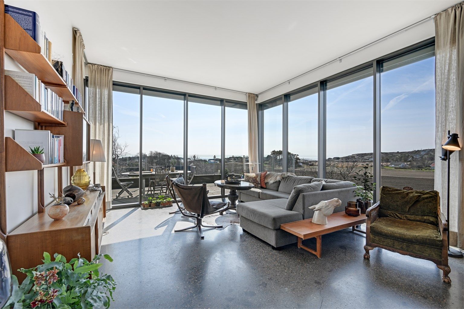 Fra stuen er det utgang til en sørvendt terrasse på ca. 69 m²