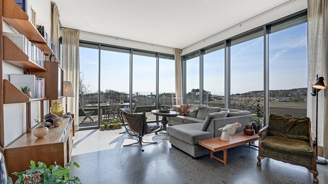 Fra stuen er det utgang til en sørvendt terrasse på ca. 69 m²