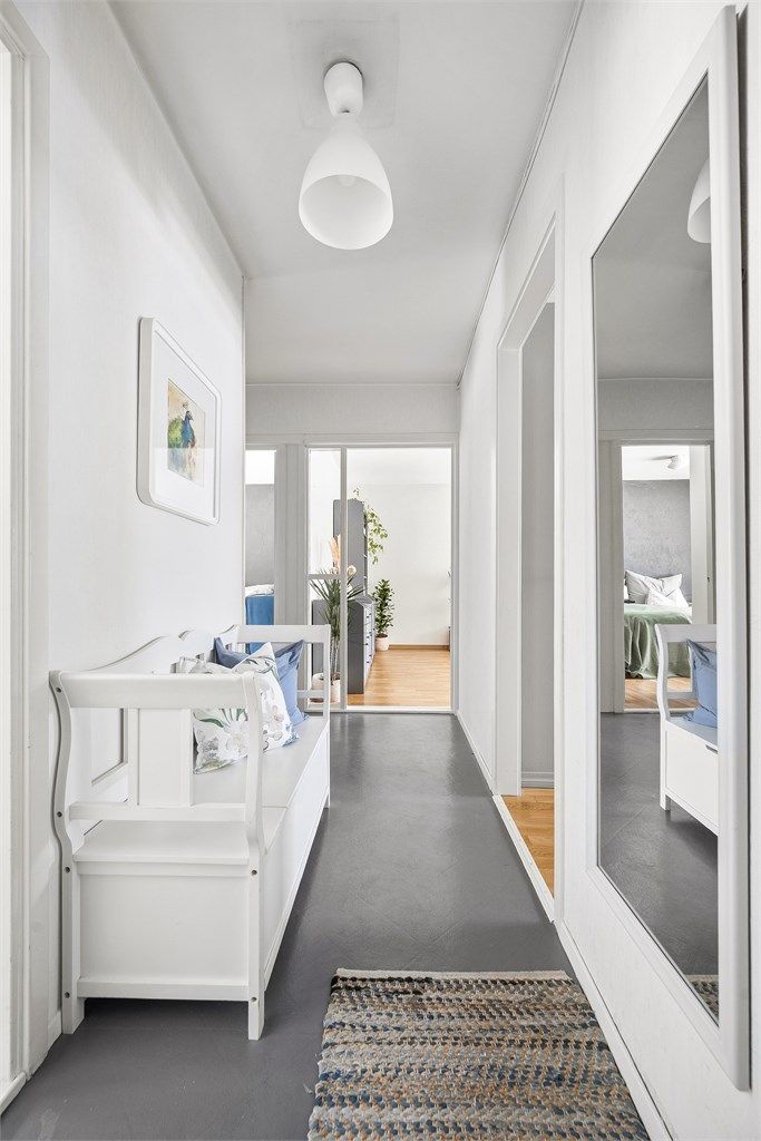 Fra gangen er det enkel adkomst til alle rom i leiligheten.