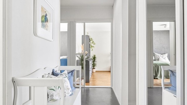 Fra gangen er det enkel adkomst til alle rom i leiligheten.