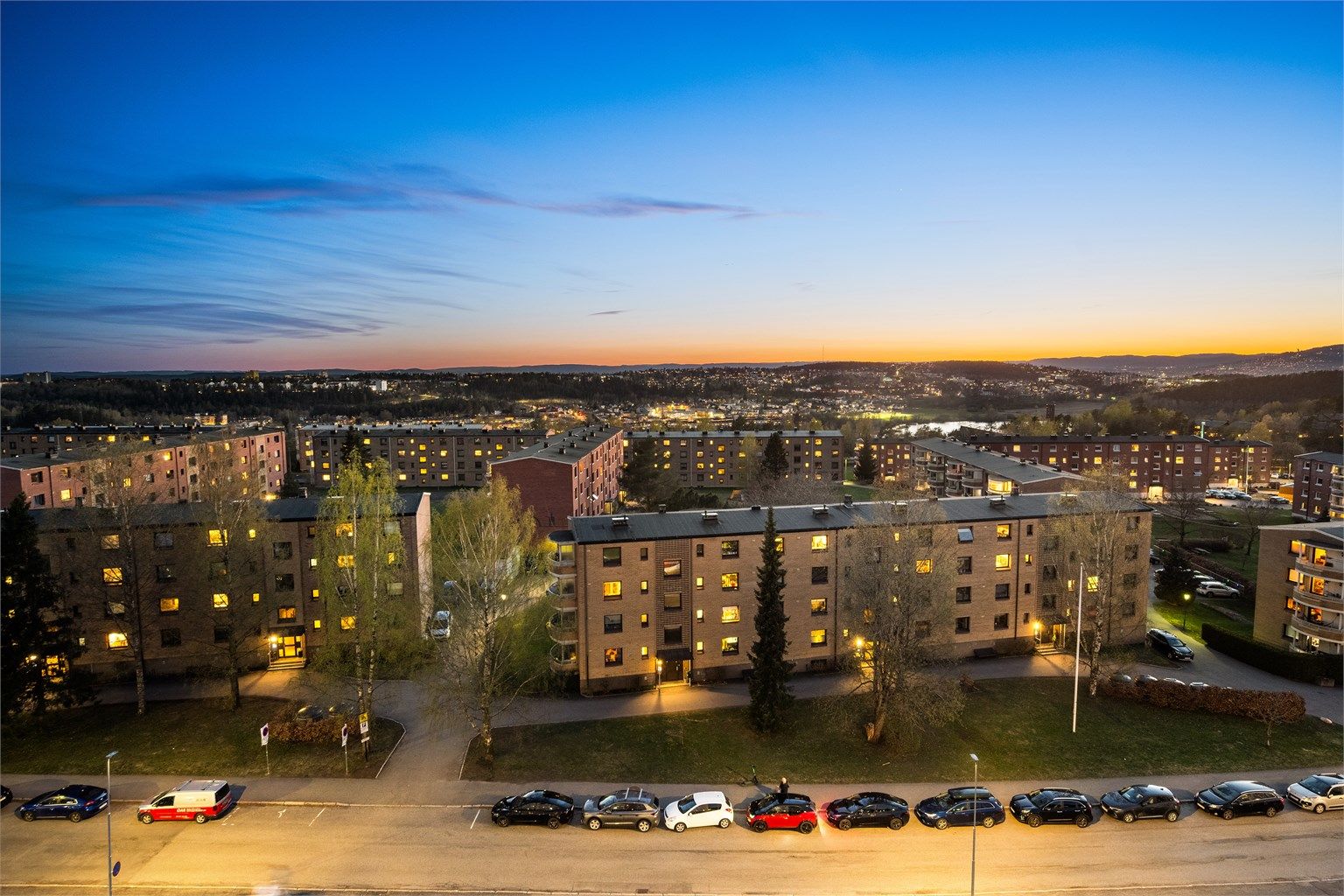 Nærområdet byr på en rolig og trygg atmosfære, også på kveldstid.