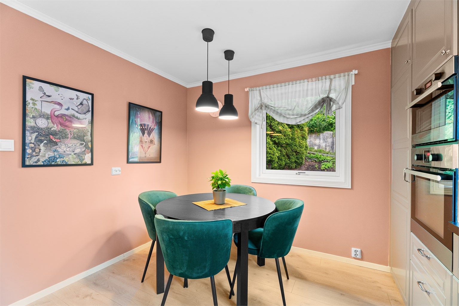 Kjøkkenrommet har hele 2 vinduer og plass til spisebord