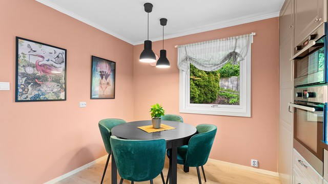 Kjøkkenrommet har hele 2 vinduer og plass til spisebord