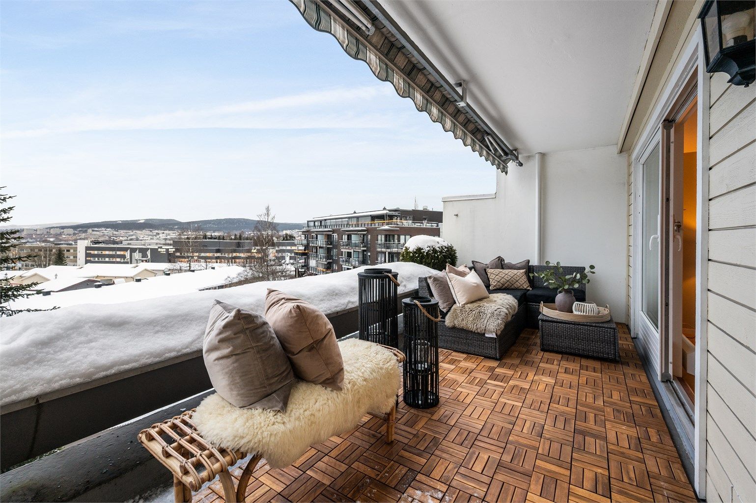 Fra stuen er det direkte utgang til en romslig, vestvendt balkong på ca. 12 kvm med flott utsikt over nærområdet og svært gode solforhold.