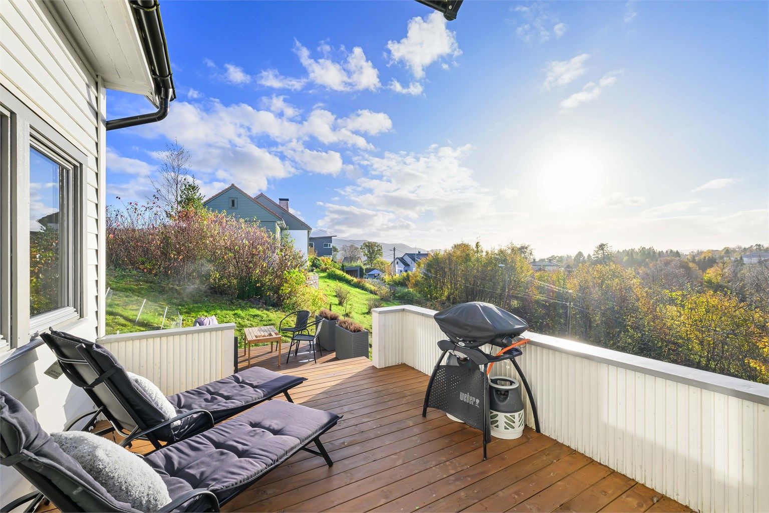 Se denne uteplassen! Her kan du virkelig har hyggelig familiestunder med grilling og lek. 