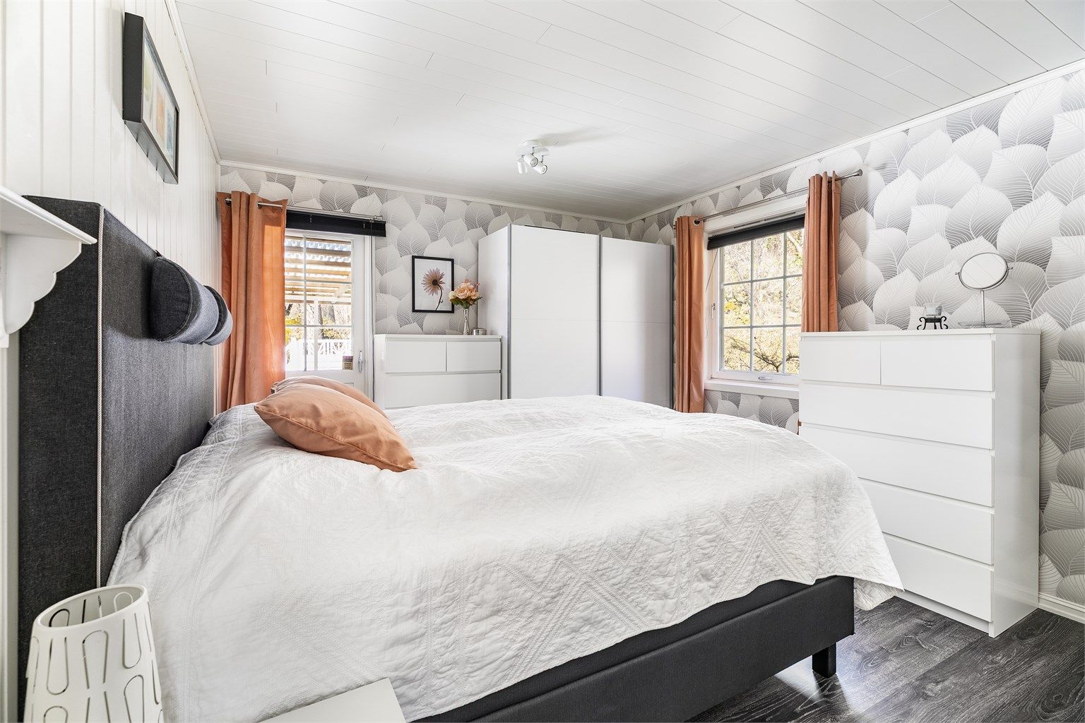 I første etasje inngår også et over 14 kvm. stort soverom som er hensiktsmessig plassert i etasjens nordøstre hjørne.