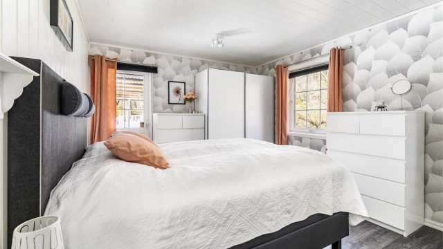 I første etasje inngår også et over 14 kvm. stort soverom som er hensiktsmessig plassert i etasjens nordøstre hjørne.