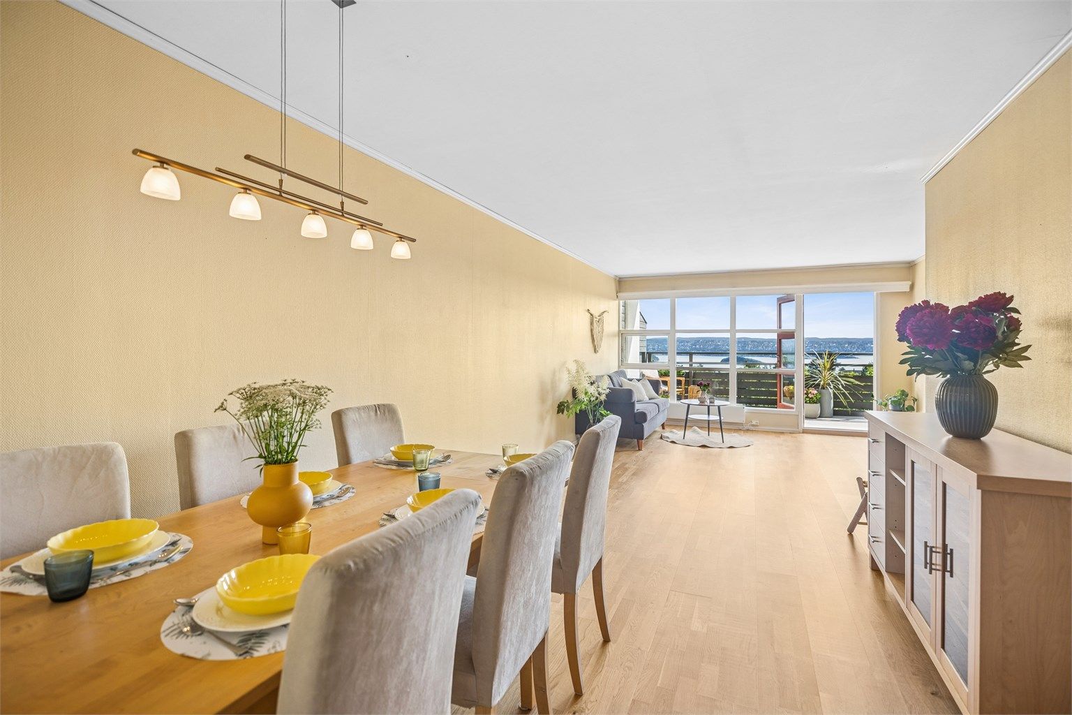 Stuen er romslig, her kan du enkelt innrede med et stort spisebord som inviterer til lange, hyggelige middager med familie- og venner. 